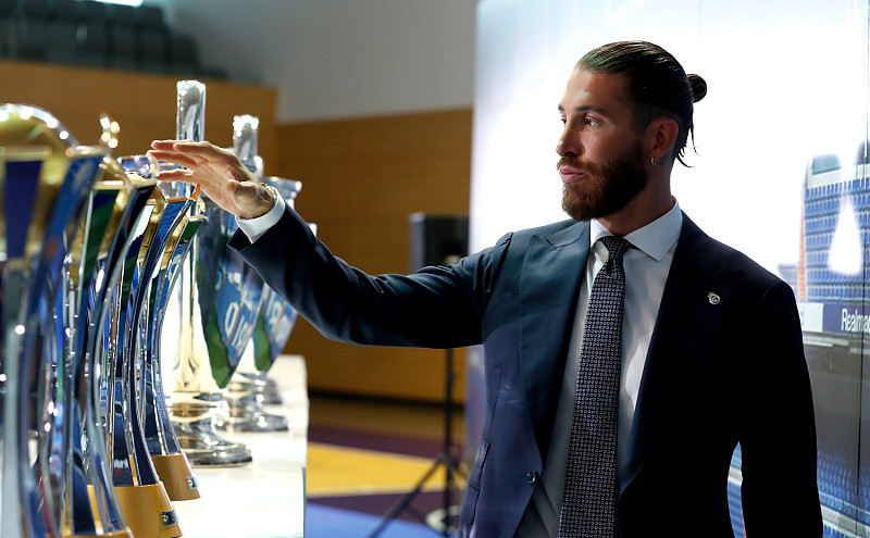 لاعب لعب في توتنهام ومانشستر يونايتدمسيرة مميزة بين العمالقة